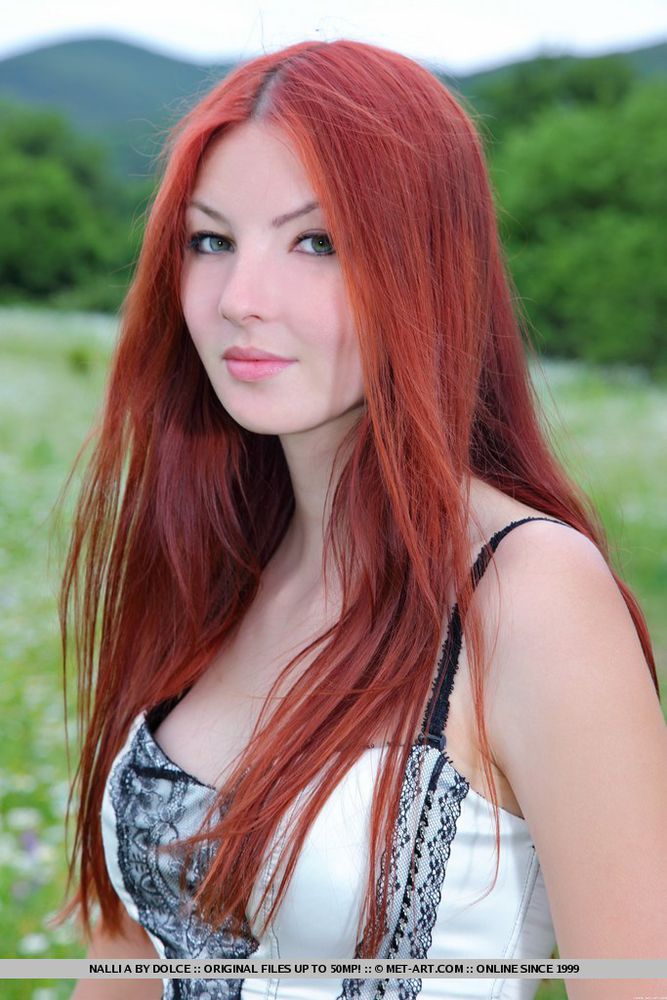 Redhead girl with green eyes-nude pics